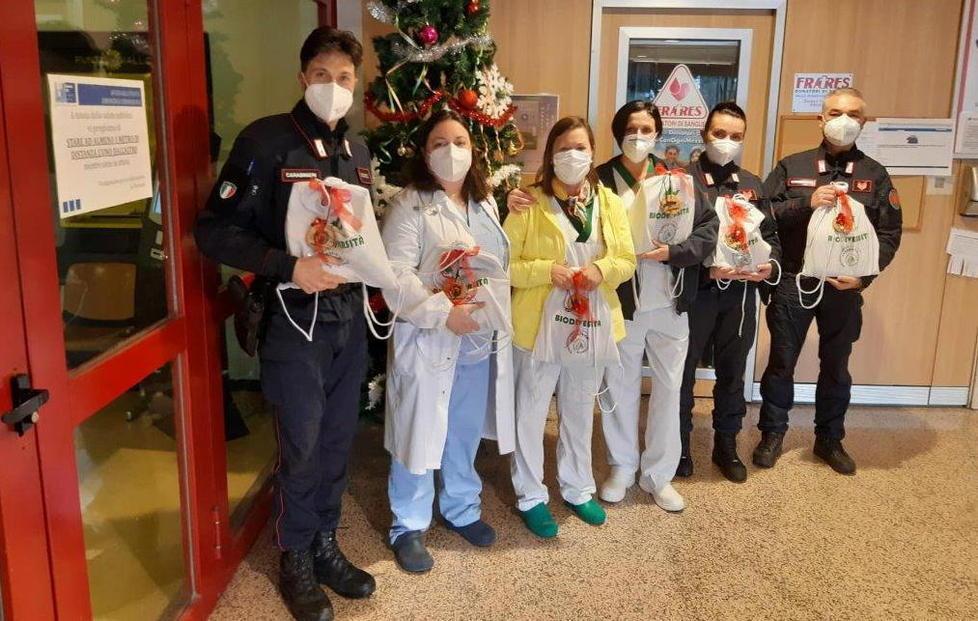 I carabinieri della biodiversità portano i doni in Pediatria