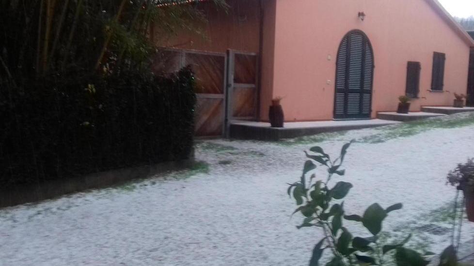 La “neve tonda” imbianca strade e piazze del centro
