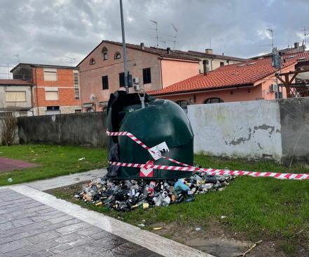 Fa saltare la campana del vetro con l’esplosivo e danneggia un’auto 