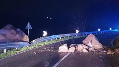 Caduta di massi sulla strada: «Strage sfiorata»