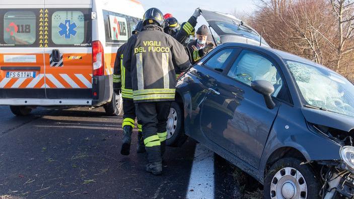 Schianto in Super in direzione mare Una donna perde il controllo ed esce di strada ma resta illesa