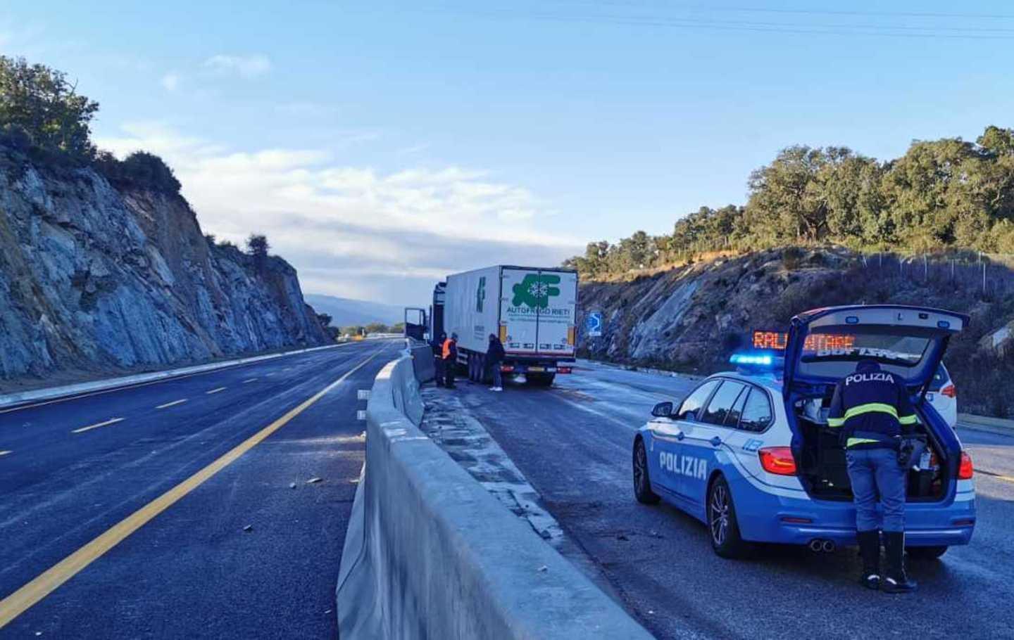 Monti, camion e auto fuori strada 