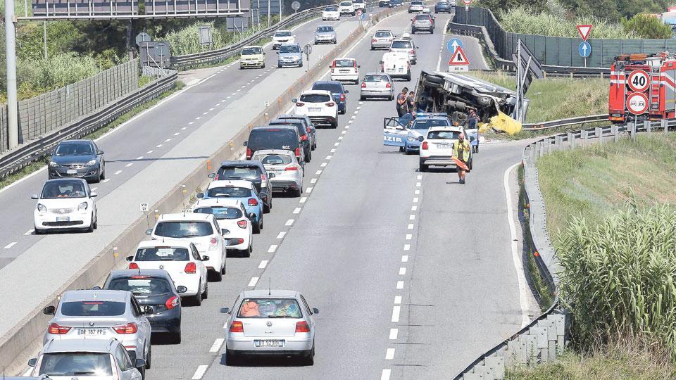 Crollo lungo la Fi-Pi-Li corsia chiusa, è caos