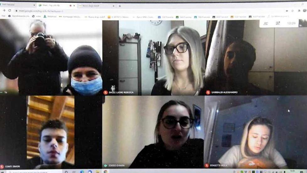 Gli studenti e l'effetto Covid: l’alienazione del pc fisso davanti agli occhi e il timore di non rivedere i compagni