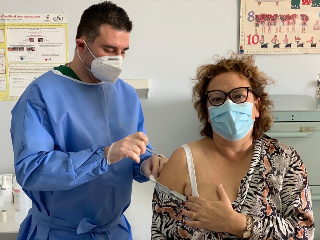 Donatella Spadi, medico e consigliera regionale, prima rappresentante della Regione a vaccinarsi