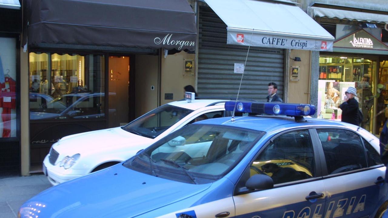 Dice che sta rubando per fame poi si azzuffa con i derubati, denunciato