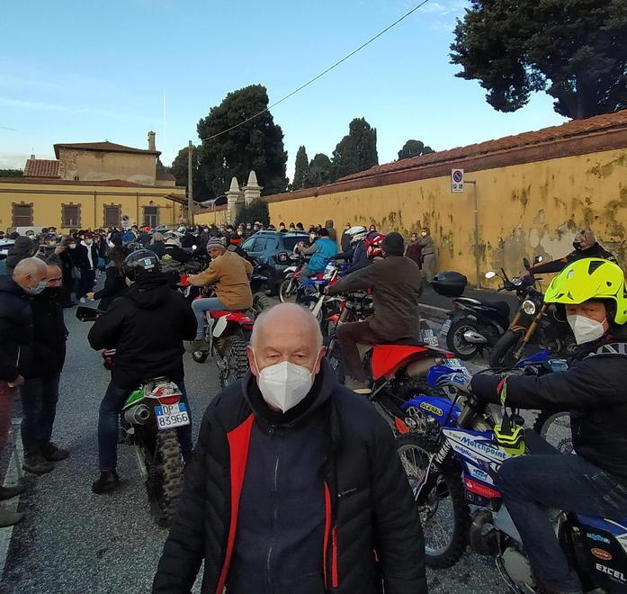 Il rombo delle moto per dire addio al campione di cross: "Ciao Massimo, guida in cielo" 