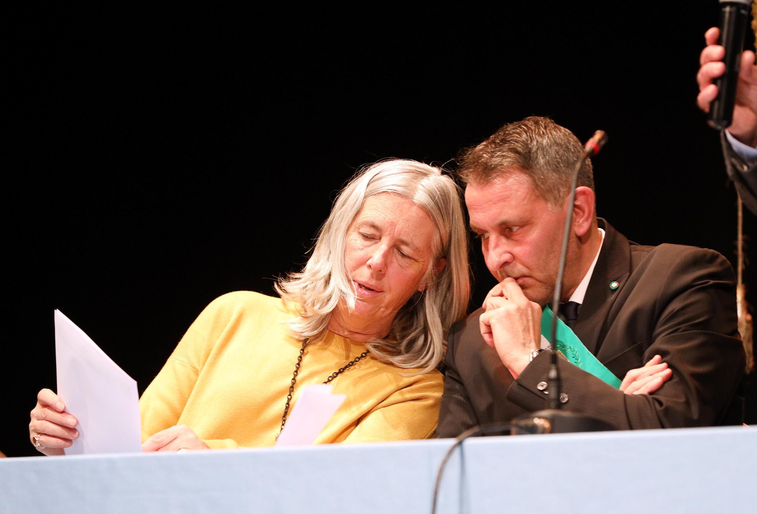 Il sindaco Oreste Giurlani (a destra) con la sua vice Guja Guidi