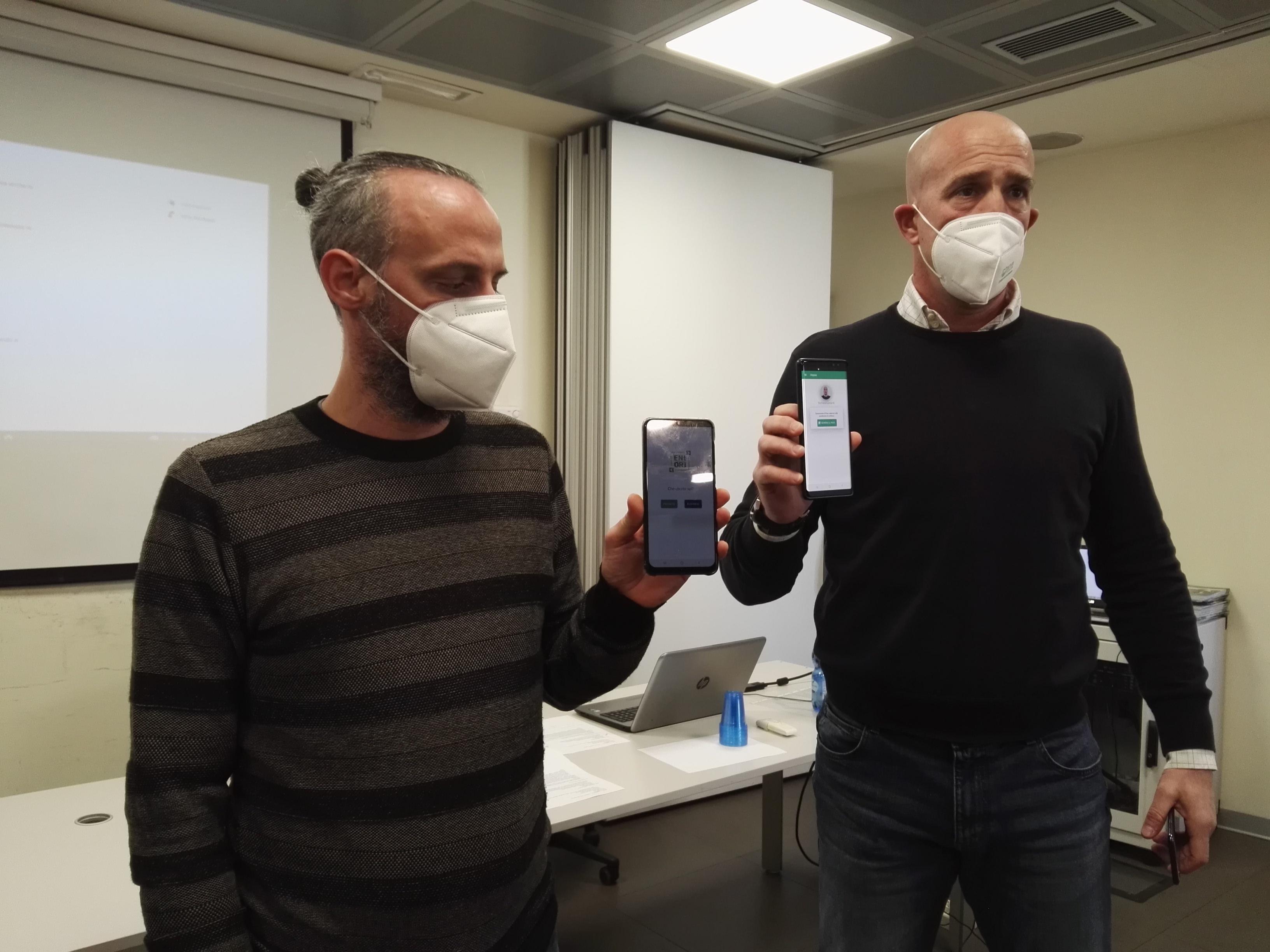 Alessandro Rubino e Stefano Lunardo mostrano sul cellulare la nuova applicazione