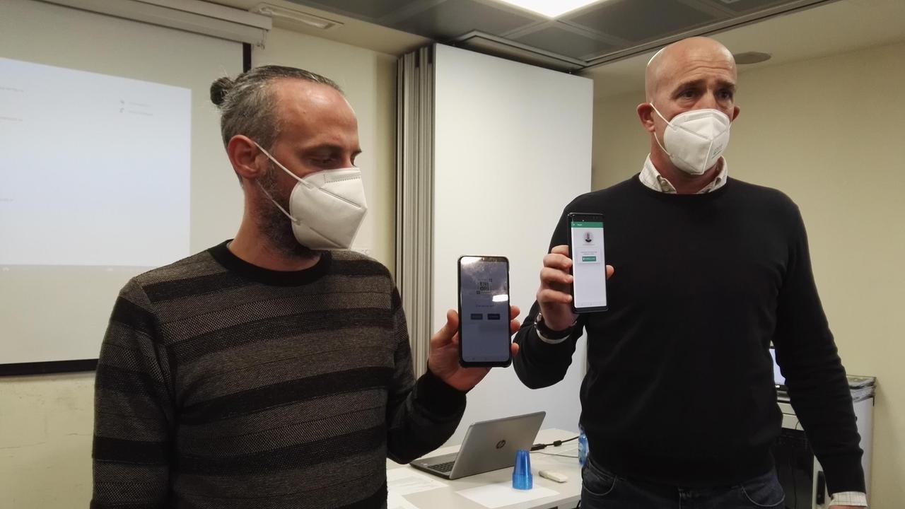Alessandro Rubino e Stefano Lunardo mostrano sul cellulare la nuova applicazione