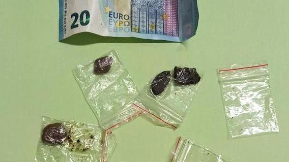 Con la mancetta della Befana compra la droga