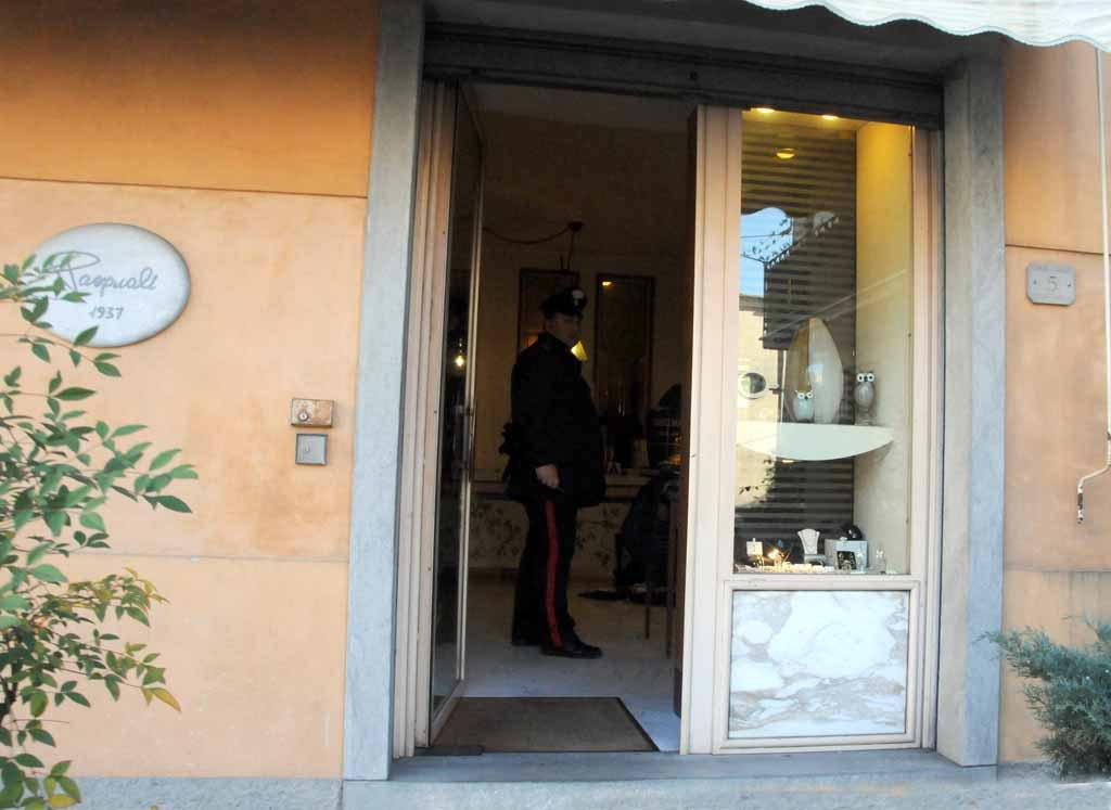 Rapinarono una gioielleria a Pallerone,  identificati   dai carabinieri