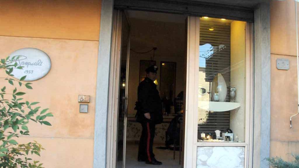 Rapinarono una gioielleria a Pallerone, identificati dai carabinieri