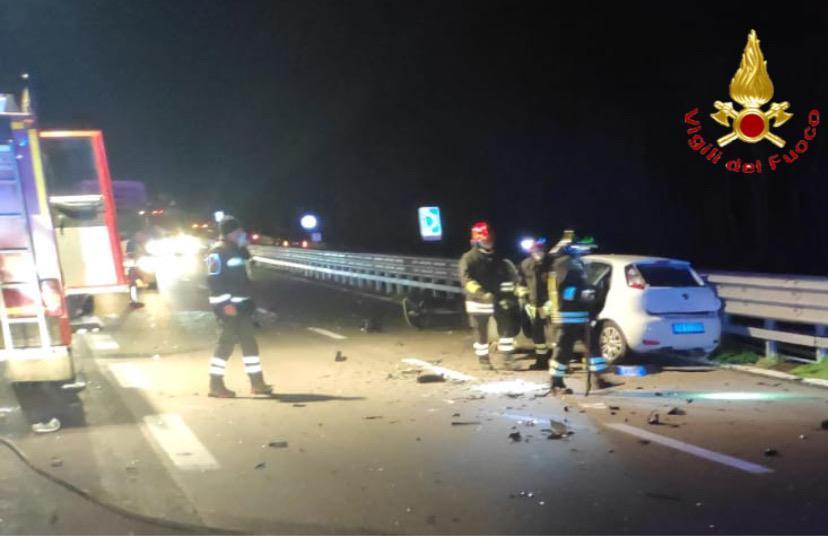 Imbocca contromano la 131 Dcn, si schianta con un'altra auto e muore