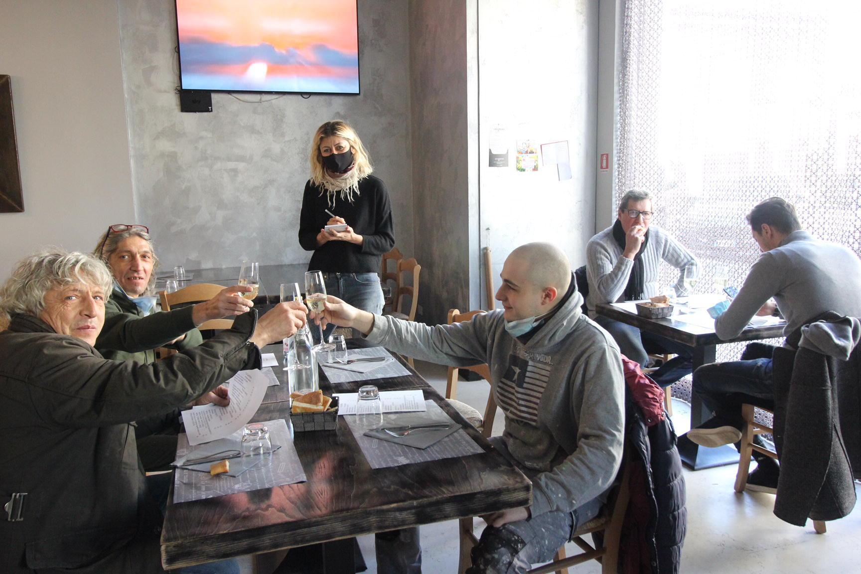 Un brindisi fra i clienti del ristorante "CiGarba", serviti dalla titolare Monica Carmagnini