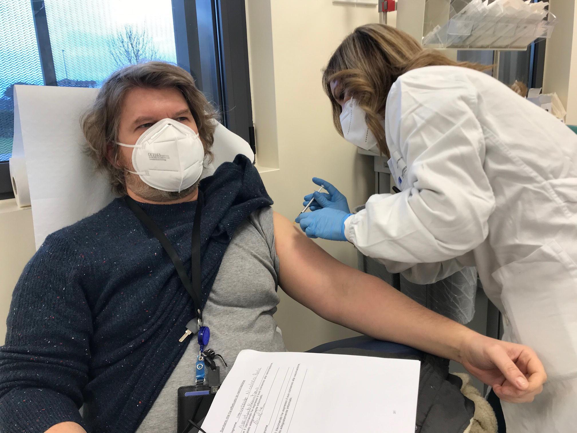 La vaccinazione degli operatori sanitari in ospedale (foto Batavia)