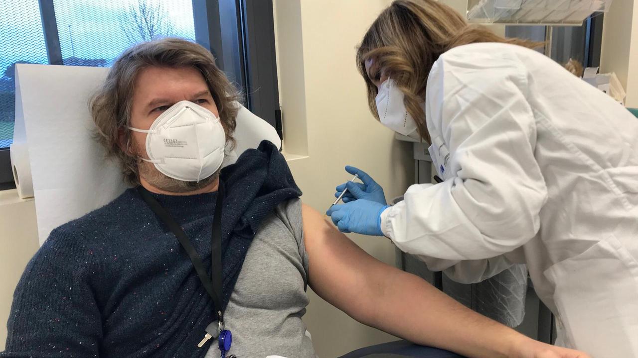 La vaccinazione degli operatori sanitari in ospedale (foto Batavia)