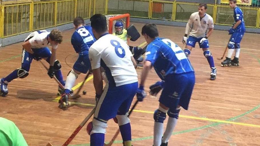 Un'azione di gioco sulla pista del PalaRogai