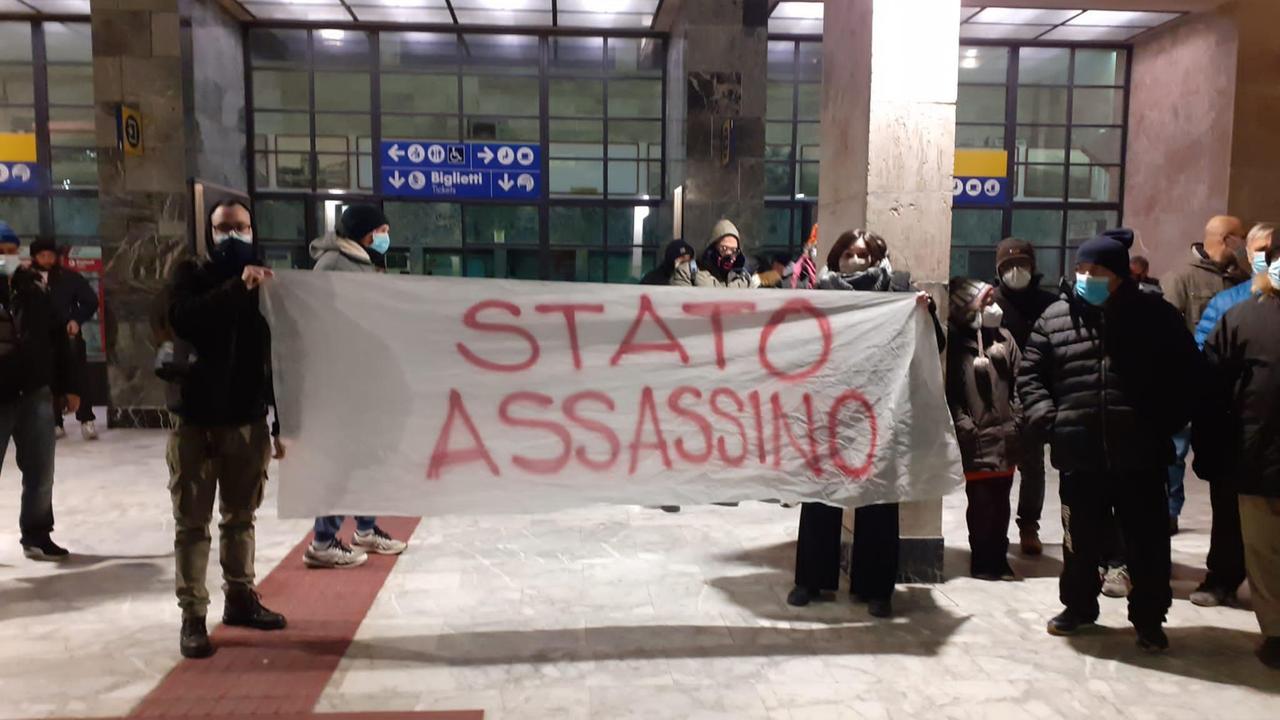 Protesta alla stazione di Viareggio dopo la sentenza della Cassazione