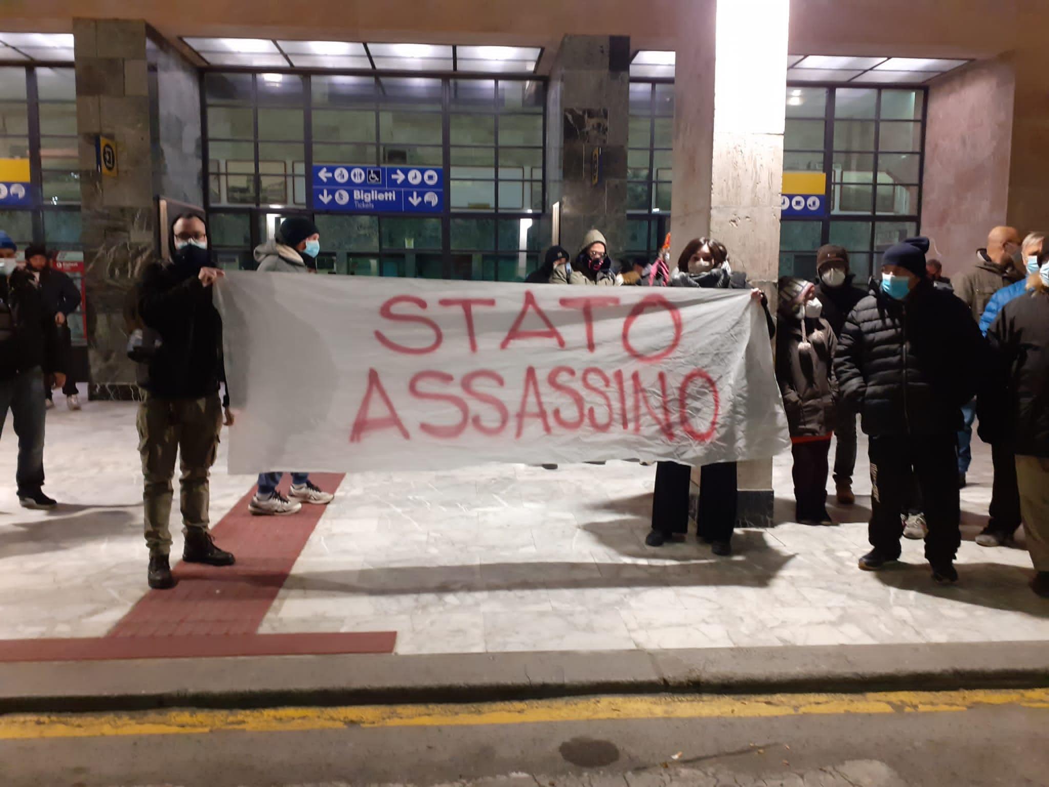 Strage di Viareggio: protesta davanti alla stazione contro la sentenza 
