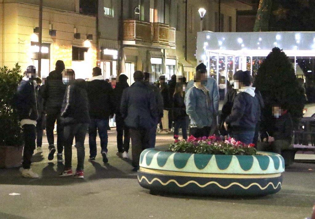 Pugni contro le vetrine, assembramenti e bestemmie: è ancora caos a Marina di Carrara