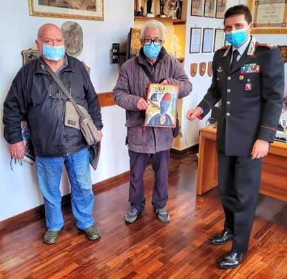 Trova 2.500 euro e li porta ai carabinieri 