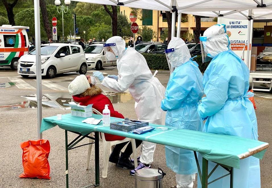 Il boom del virus è alle spalle Il Comune allenta le restrizioni