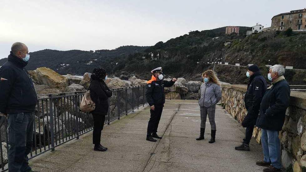 Sul porto nuove luci, pavimentazione e ringhiere da rifare