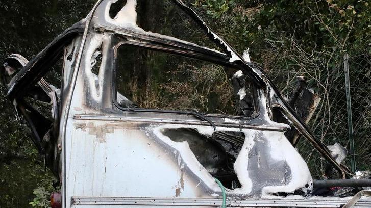 Camper a fuoco a Limoncino