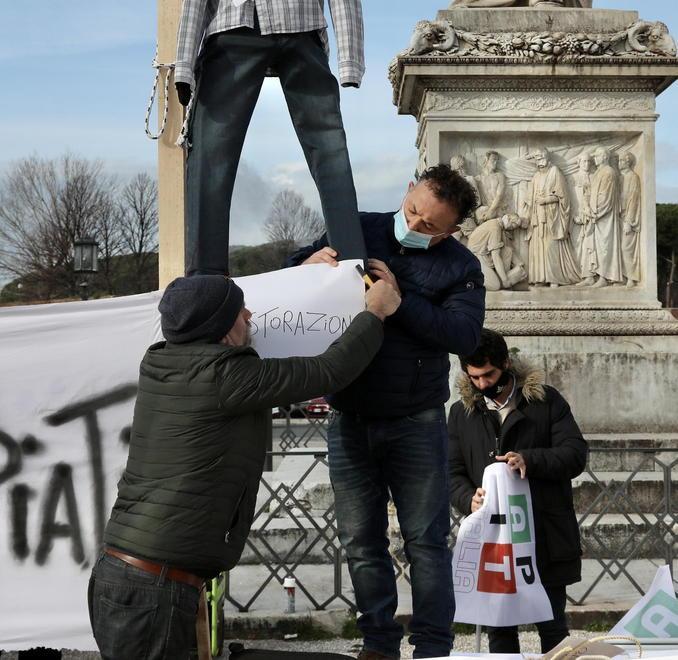«Aiutateci, siamo nei guai» La rabbia delle partite Iva 