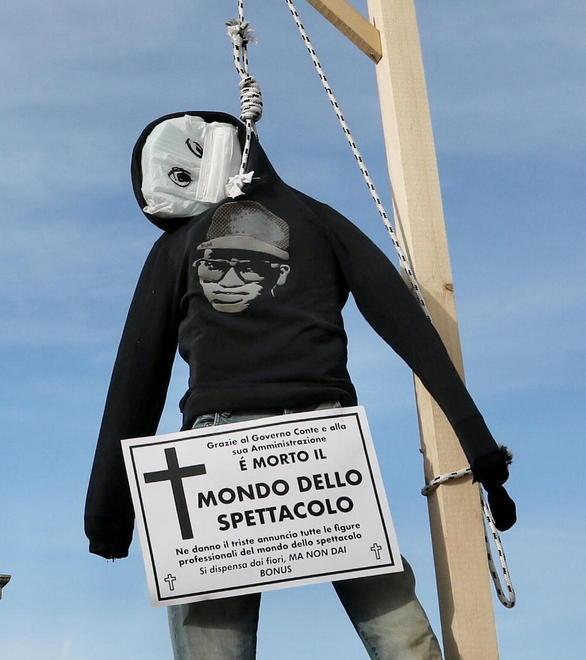 La protesta dei manichini con il cappio al collo