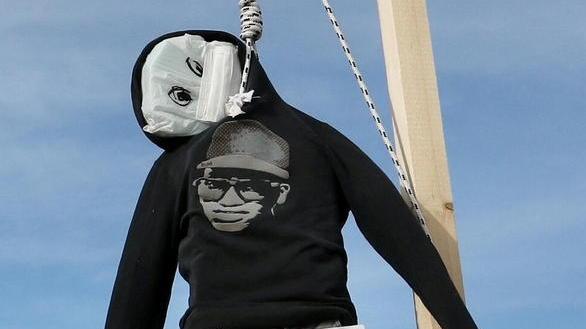 La protesta dei manichini con il cappio al collo