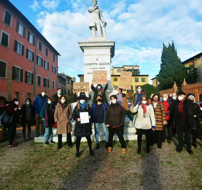 Sotto la sede della prefettura il presidio di partiti e sindacati