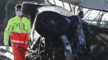 Schianto in auto contro il guardrail muore a 30 anni, grave la fidanzata