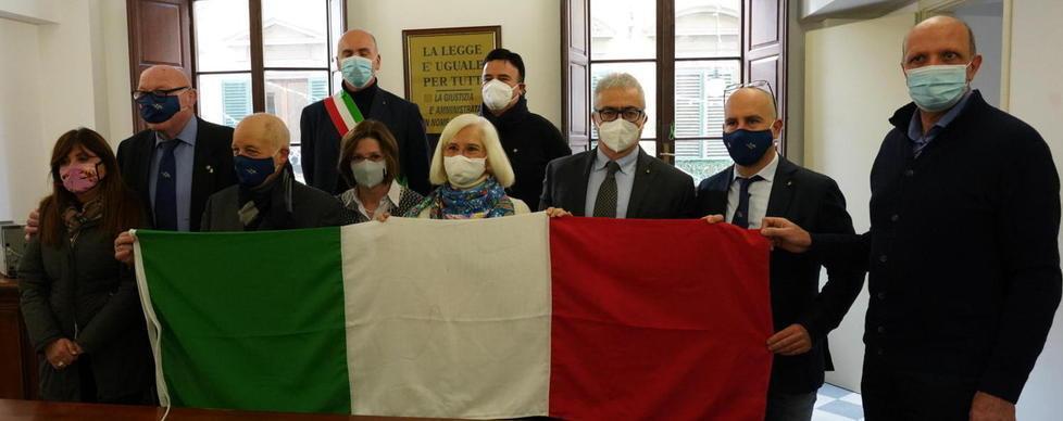 Consegnato un nuovo Tricolore agli uffici del giudice di pace