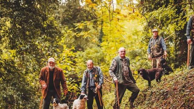 I tartufai diventano modelli insieme ai loro cani nel bosco per la candidatura all’Unesco