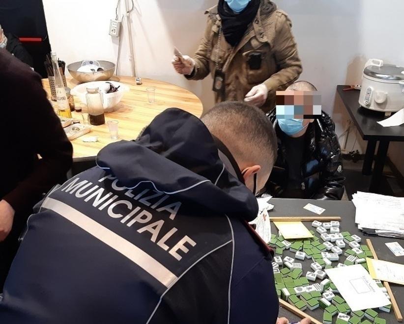 Nella bisca clandestina senza mascherina Multate trenta persone 
