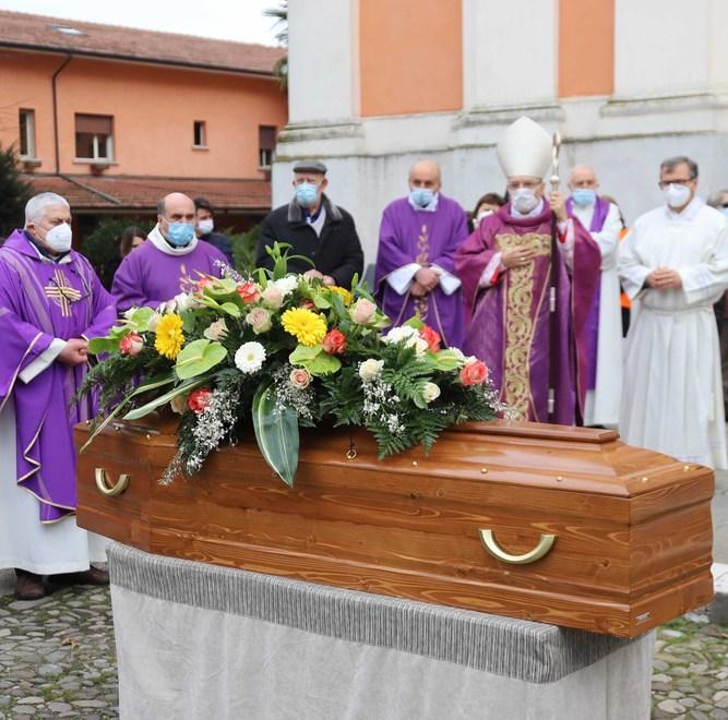 Addio commosso a don Ercole Artoni «Non un santo ma prete straordinario» 