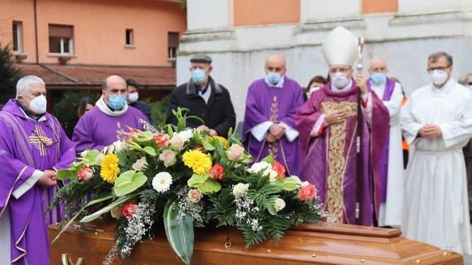 Addio commosso a don Ercole Artoni «Non un santo ma prete straordinario»
