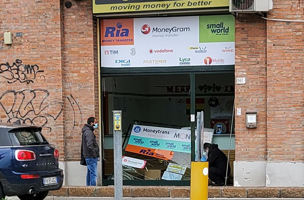 Spaccata e furto a Western Union