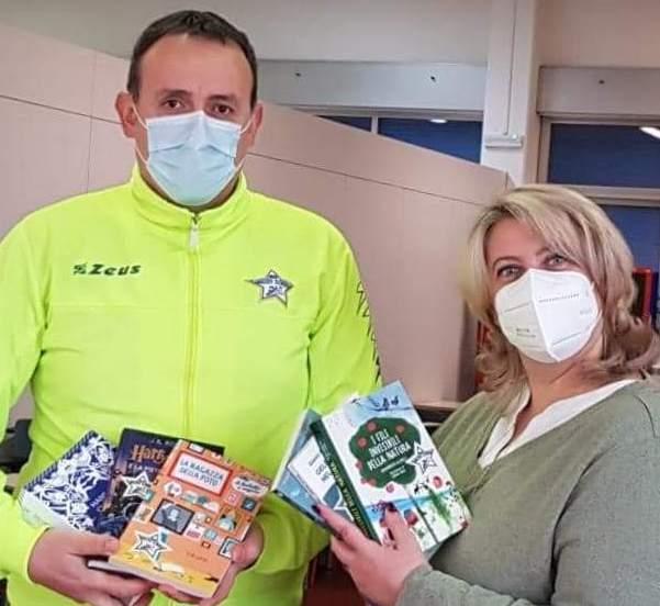 La Volley School super dona sei libri ai bimbi della scuola elementare