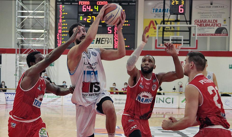 Il playoff del sollievo, l’uomo di fuoco e il pari Tra Kleb e Benedetto c’è sempre avventura 