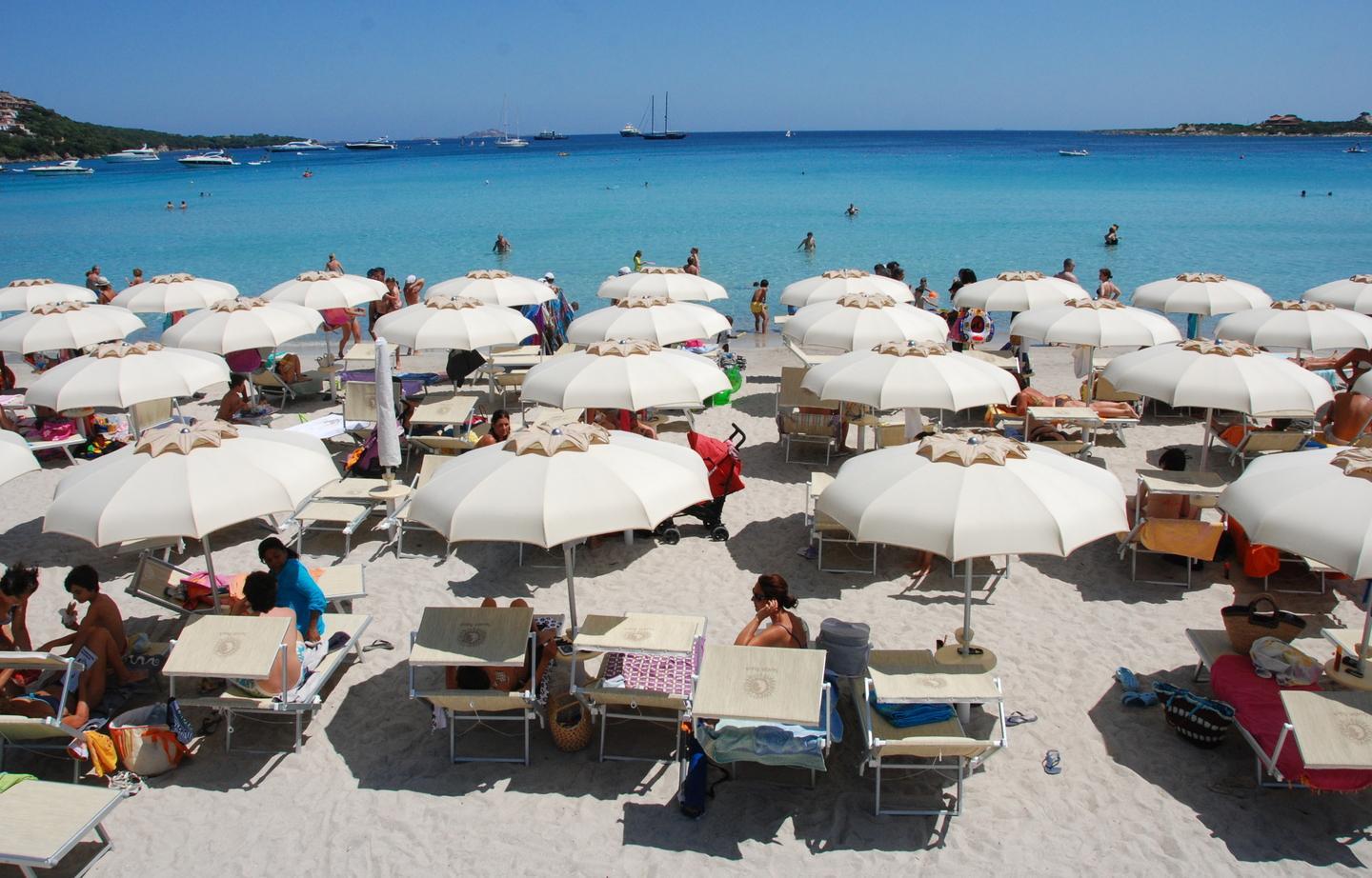 Ultimatum dell'assessore regionale: «Concessioni balneari, mando i commissari» 