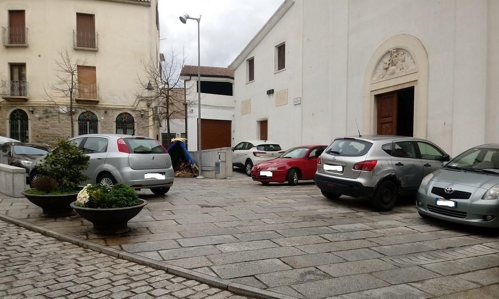 Piazza del Rosario piena di auto