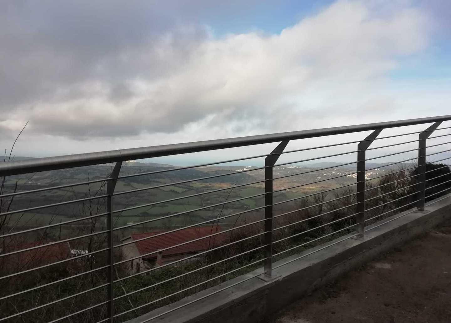 Ringhiere in acciaio al posto del muro 