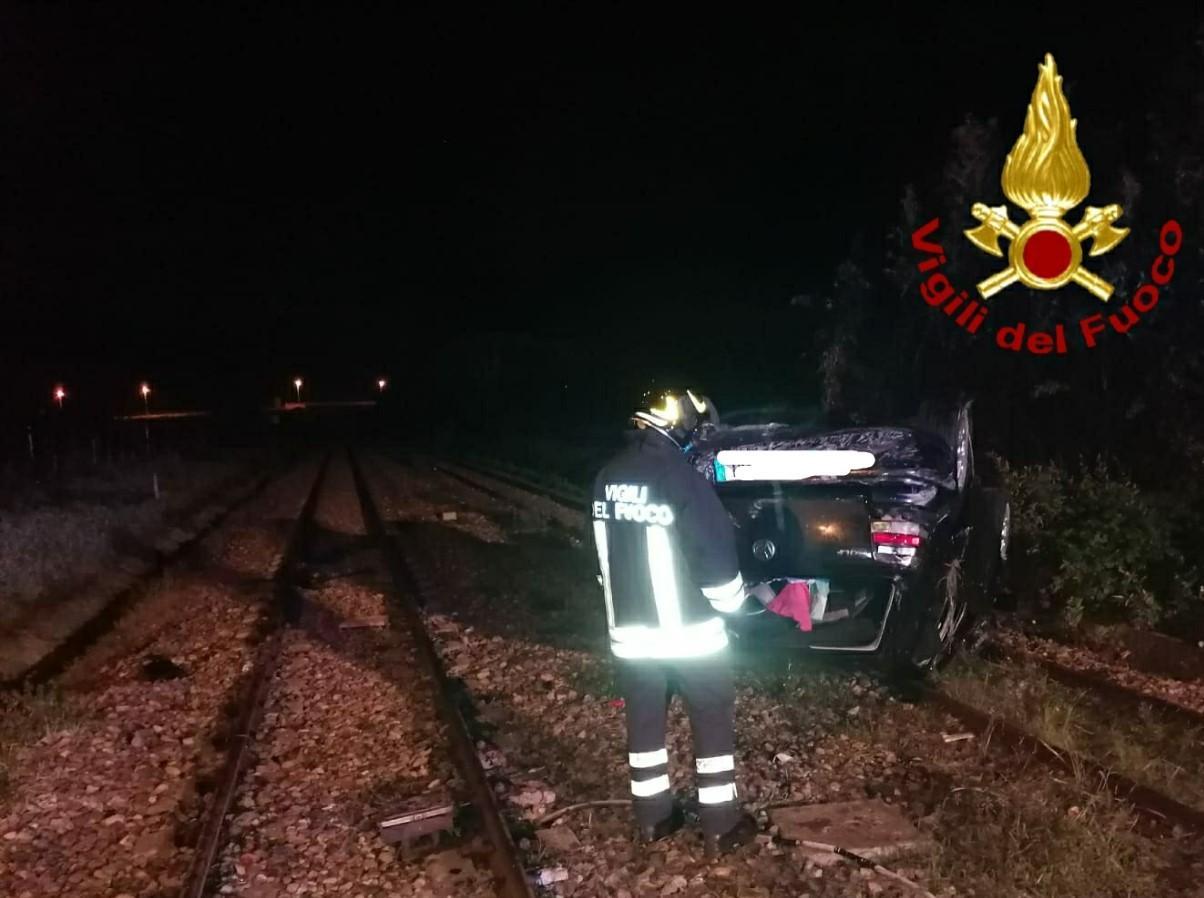 Con la macchina sui binari, ferito il conducente 