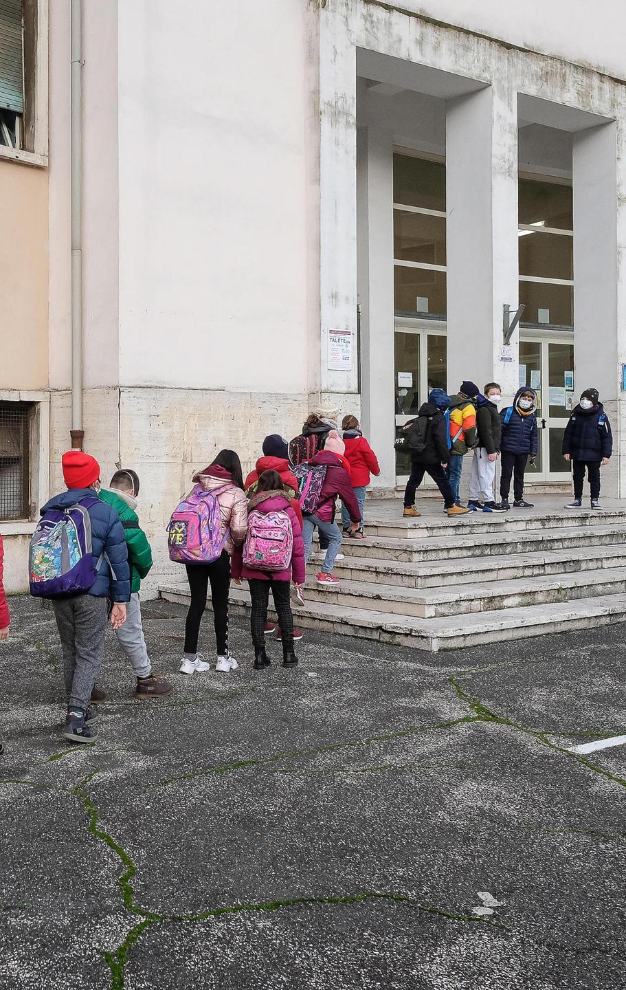 [NERO]La scuola riparte tra le polemiche, la Lombardia proroga la chiusura