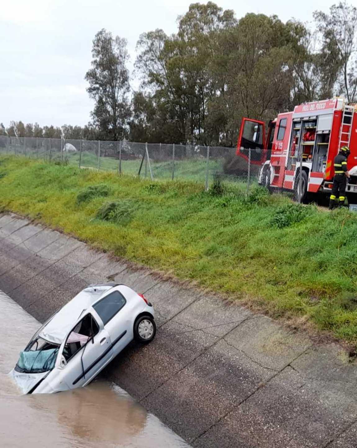 Auto nel canale, muore un ventenne 