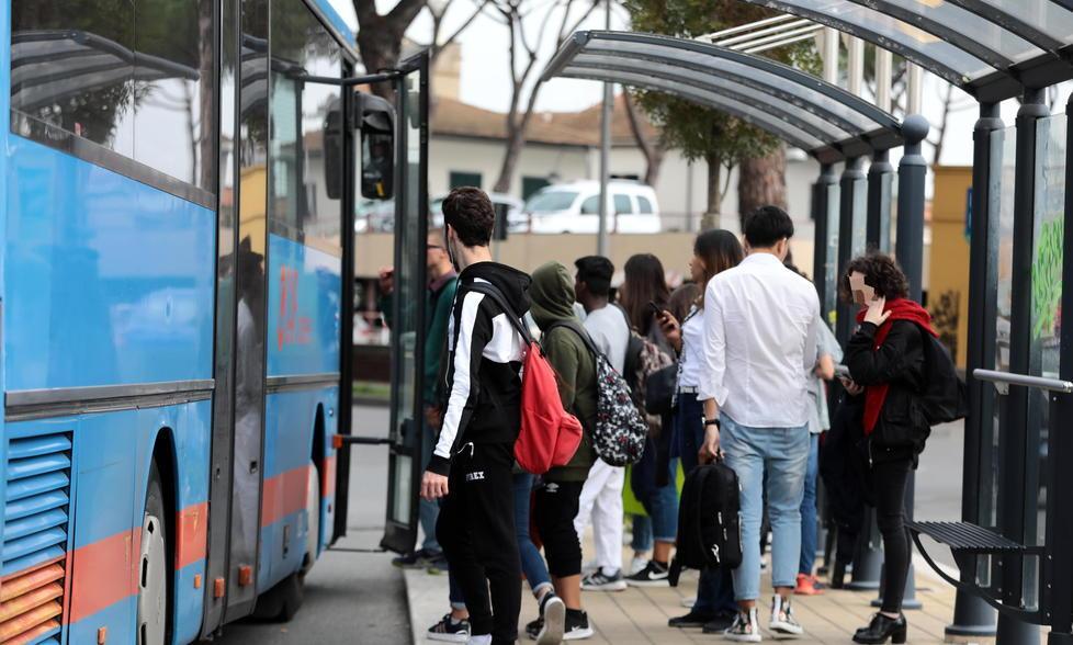 Trasporto scolastico: più bus e ingressi scaglionati 
