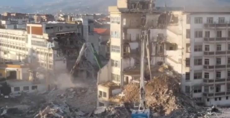 Così le maxi-gru stanno "mangiando" il vecchio ospedale - Video